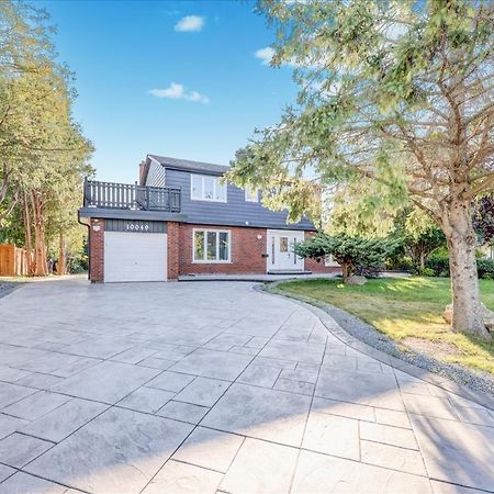 Stunning 7 Bedroom Rougeview Home With 2 Kitchens, 5 Bathrooms, Amazing Backyard & 8-Car Parking Торонто Экстерьер фото