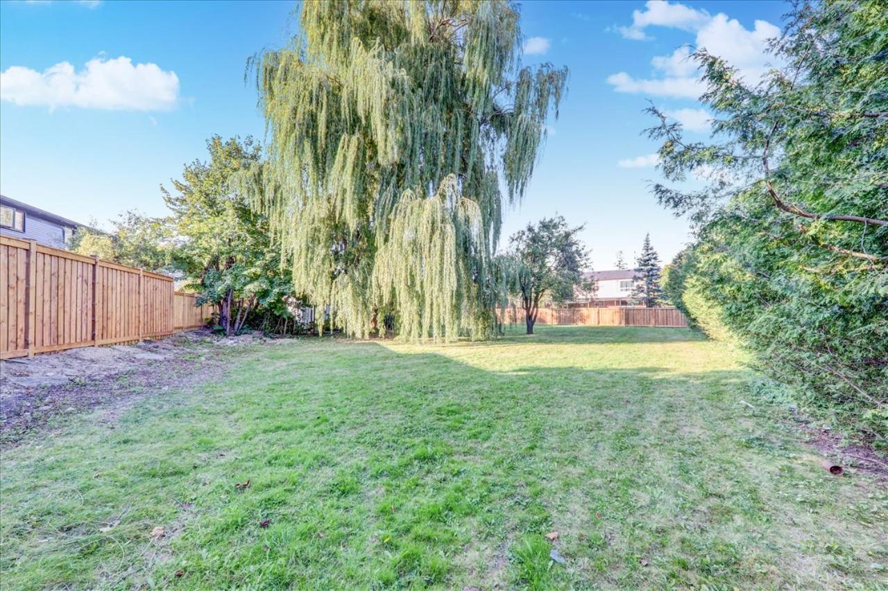 Stunning 7 Bedroom Rougeview Home With 2 Kitchens, 5 Bathrooms, Amazing Backyard & 8-Car Parking Торонто Экстерьер фото