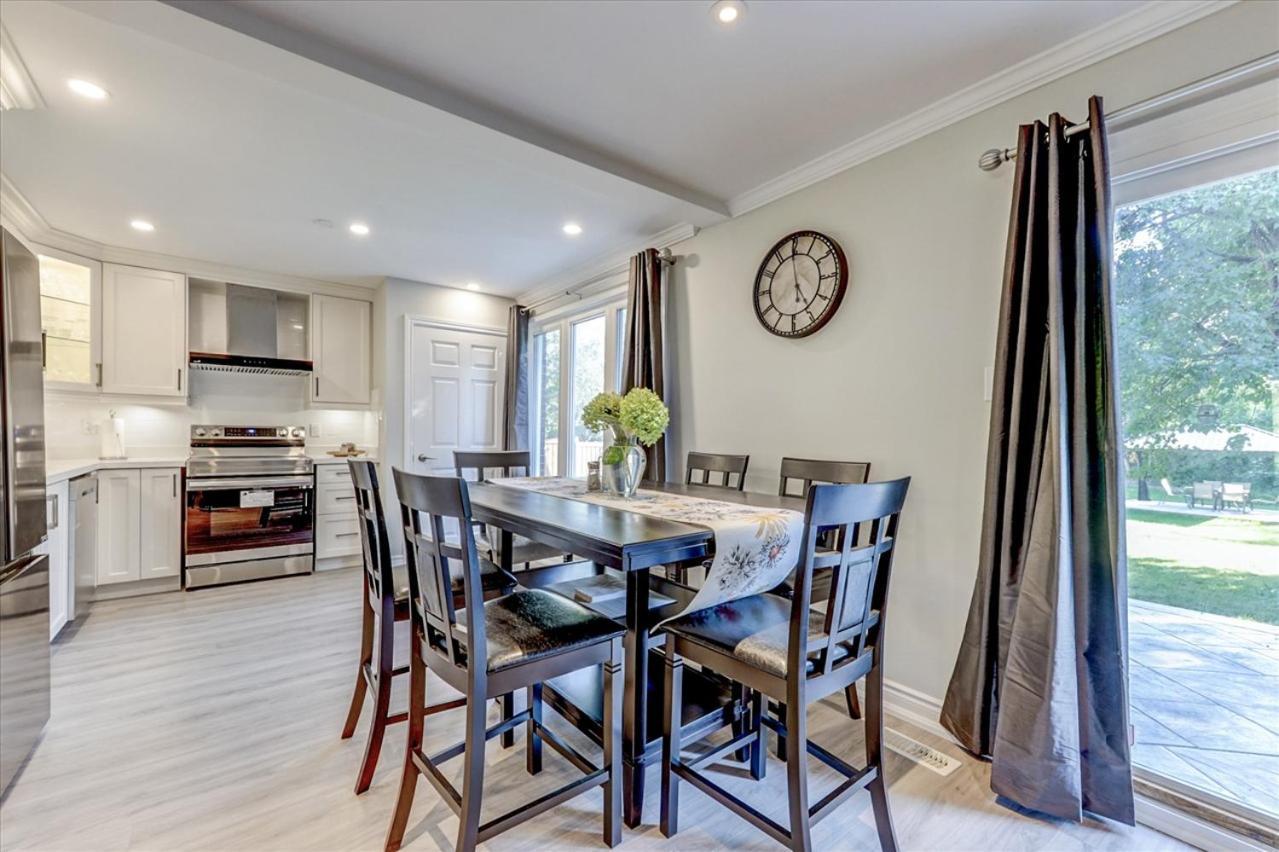 Stunning 7 Bedroom Rougeview Home With 2 Kitchens, 5 Bathrooms, Amazing Backyard & 8-Car Parking Торонто Экстерьер фото