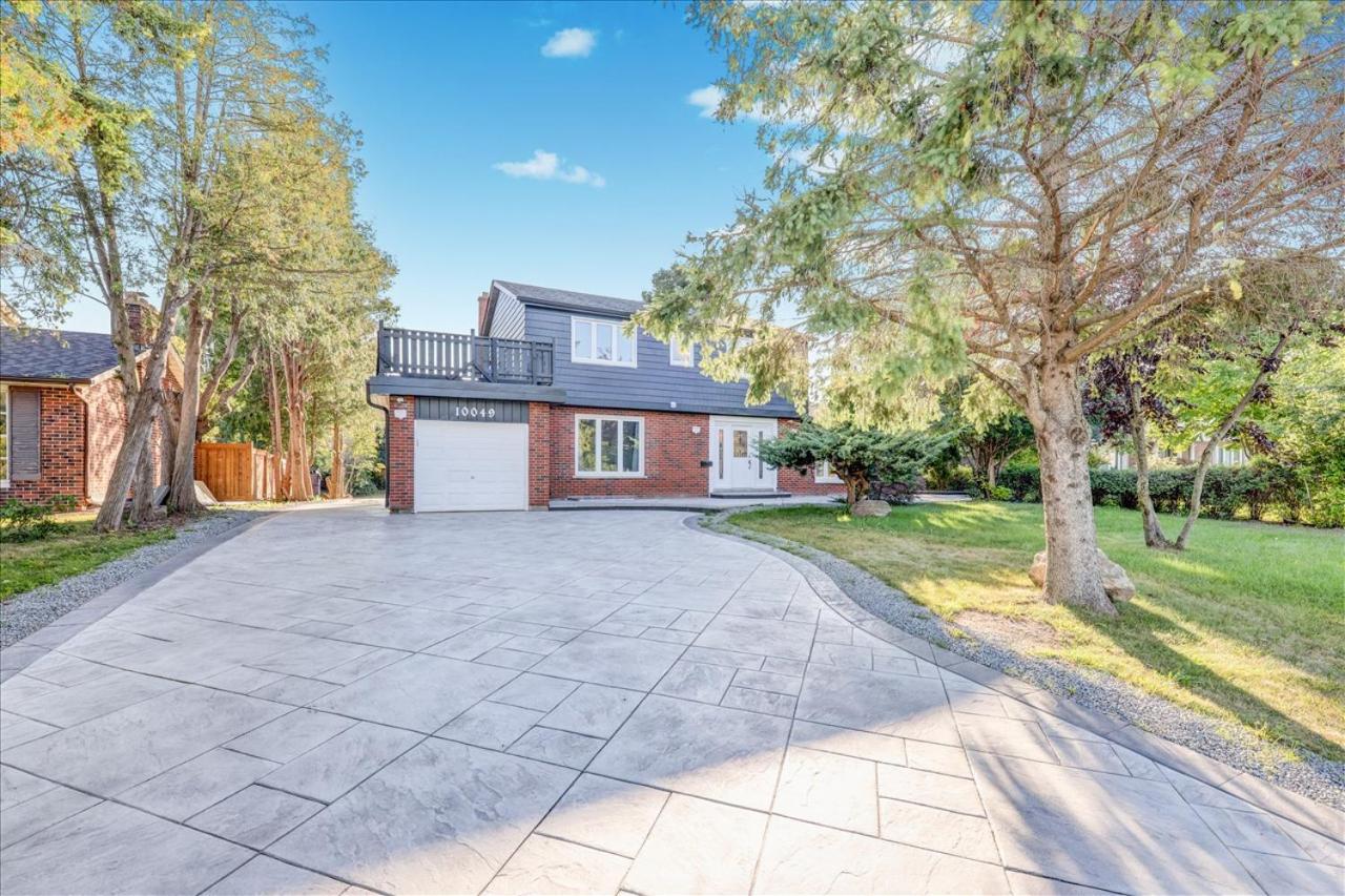 Stunning 7 Bedroom Rougeview Home With 2 Kitchens, 5 Bathrooms, Amazing Backyard & 8-Car Parking Торонто Экстерьер фото