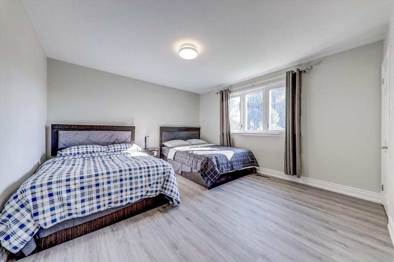 Stunning 7 Bedroom Rougeview Home With 2 Kitchens, 5 Bathrooms, Amazing Backyard & 8-Car Parking Торонто Экстерьер фото