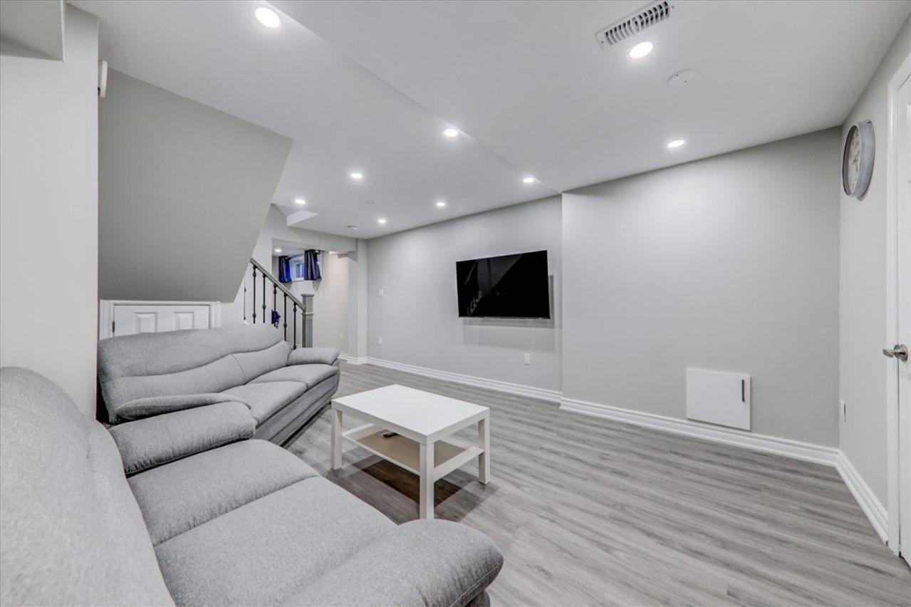 Stunning 7 Bedroom Rougeview Home With 2 Kitchens, 5 Bathrooms, Amazing Backyard & 8-Car Parking Торонто Экстерьер фото