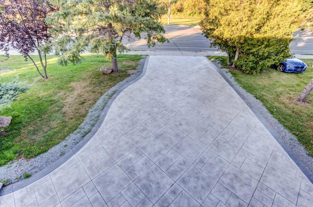 Stunning 7 Bedroom Rougeview Home With 2 Kitchens, 5 Bathrooms, Amazing Backyard & 8-Car Parking Торонто Экстерьер фото
