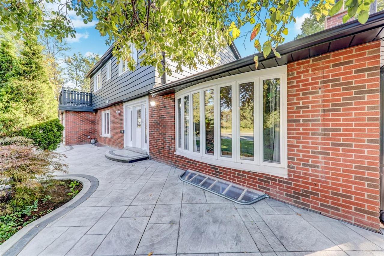 Stunning 7 Bedroom Rougeview Home With 2 Kitchens, 5 Bathrooms, Amazing Backyard & 8-Car Parking Торонто Экстерьер фото