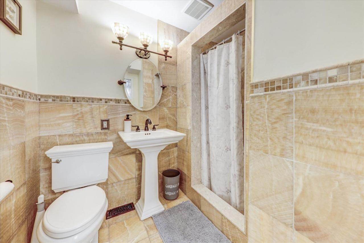 Stunning 7 Bedroom Rougeview Home With 2 Kitchens, 5 Bathrooms, Amazing Backyard & 8-Car Parking Торонто Экстерьер фото