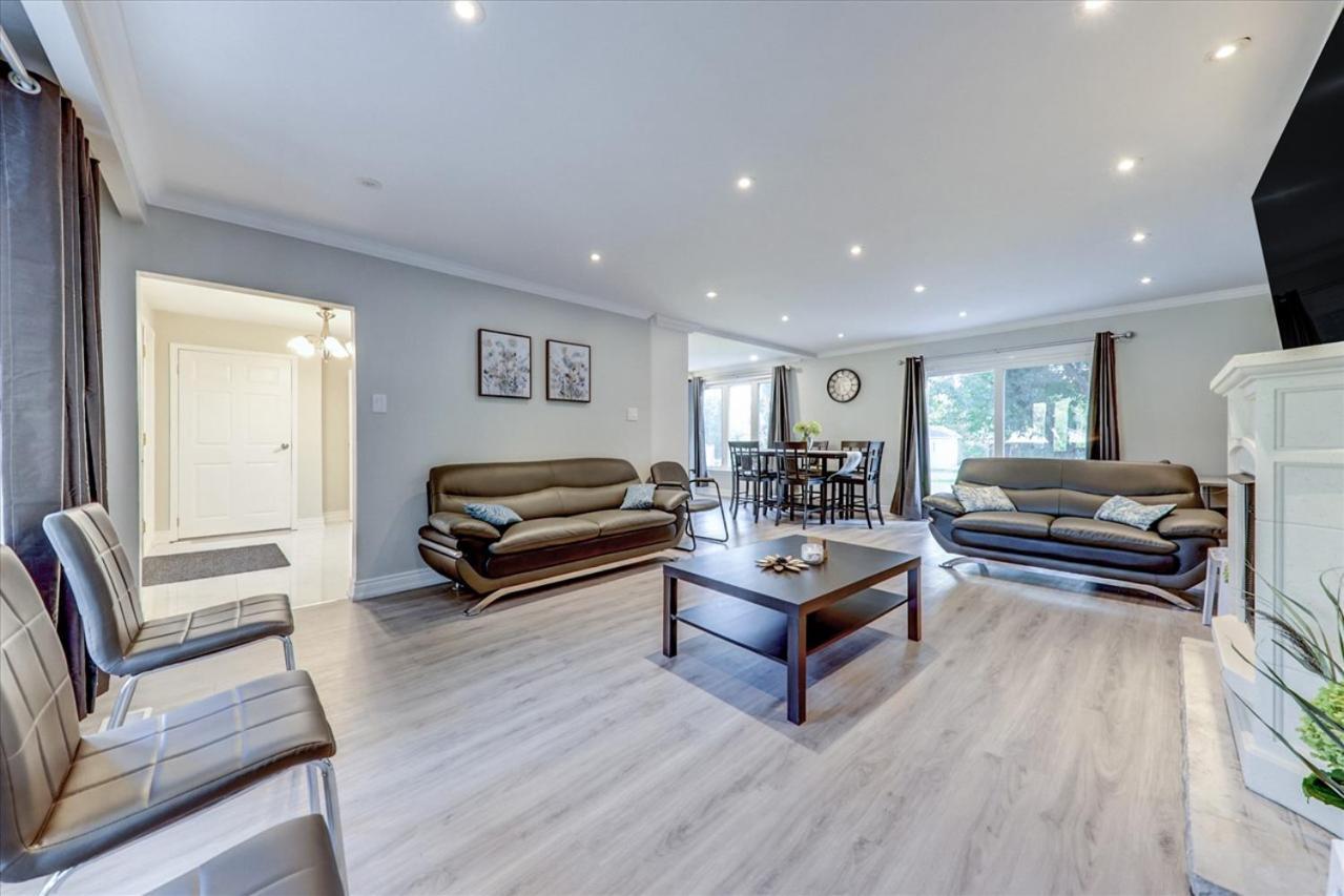 Stunning 7 Bedroom Rougeview Home With 2 Kitchens, 5 Bathrooms, Amazing Backyard & 8-Car Parking Торонто Экстерьер фото