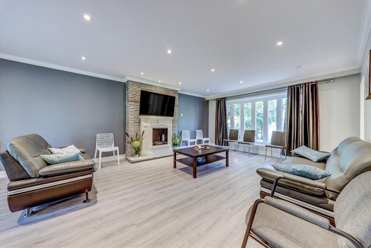 Stunning 7 Bedroom Rougeview Home With 2 Kitchens, 5 Bathrooms, Amazing Backyard & 8-Car Parking Торонто Экстерьер фото